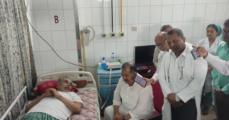 অসুস্থ সাংবাদিককে দেখতে হাসপাতালে তথ্যমন্ত্রী